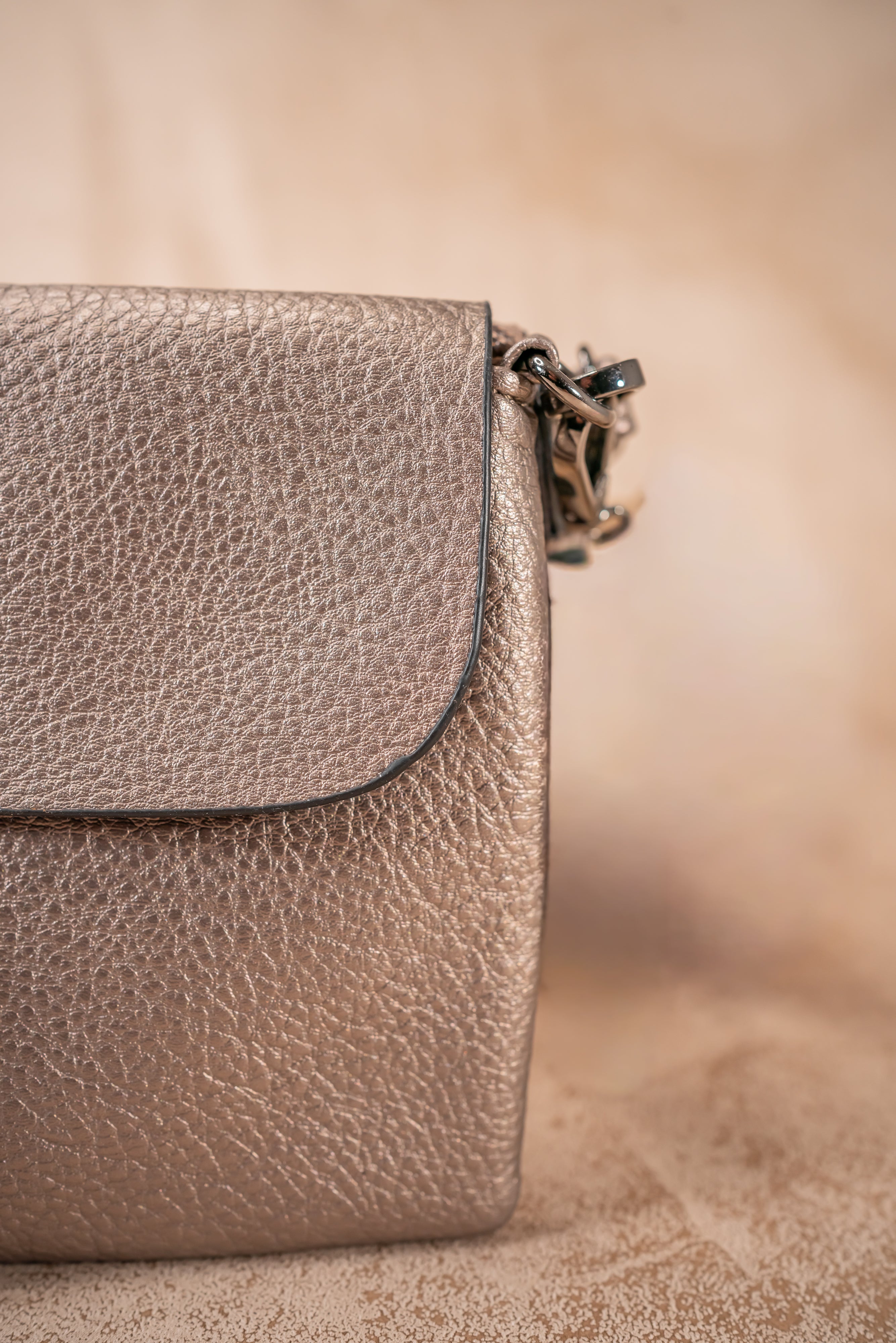 Schmale Umhängetasche, bronze-metallic