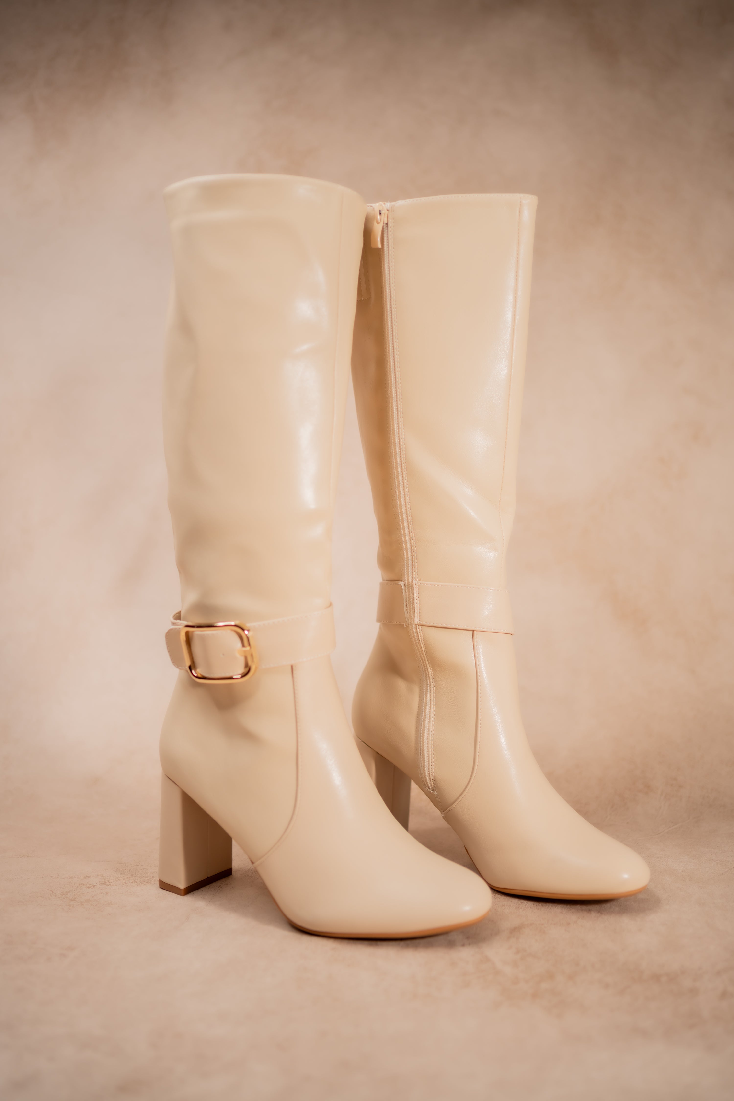 Hohe Stiefel mit Absatz, beige