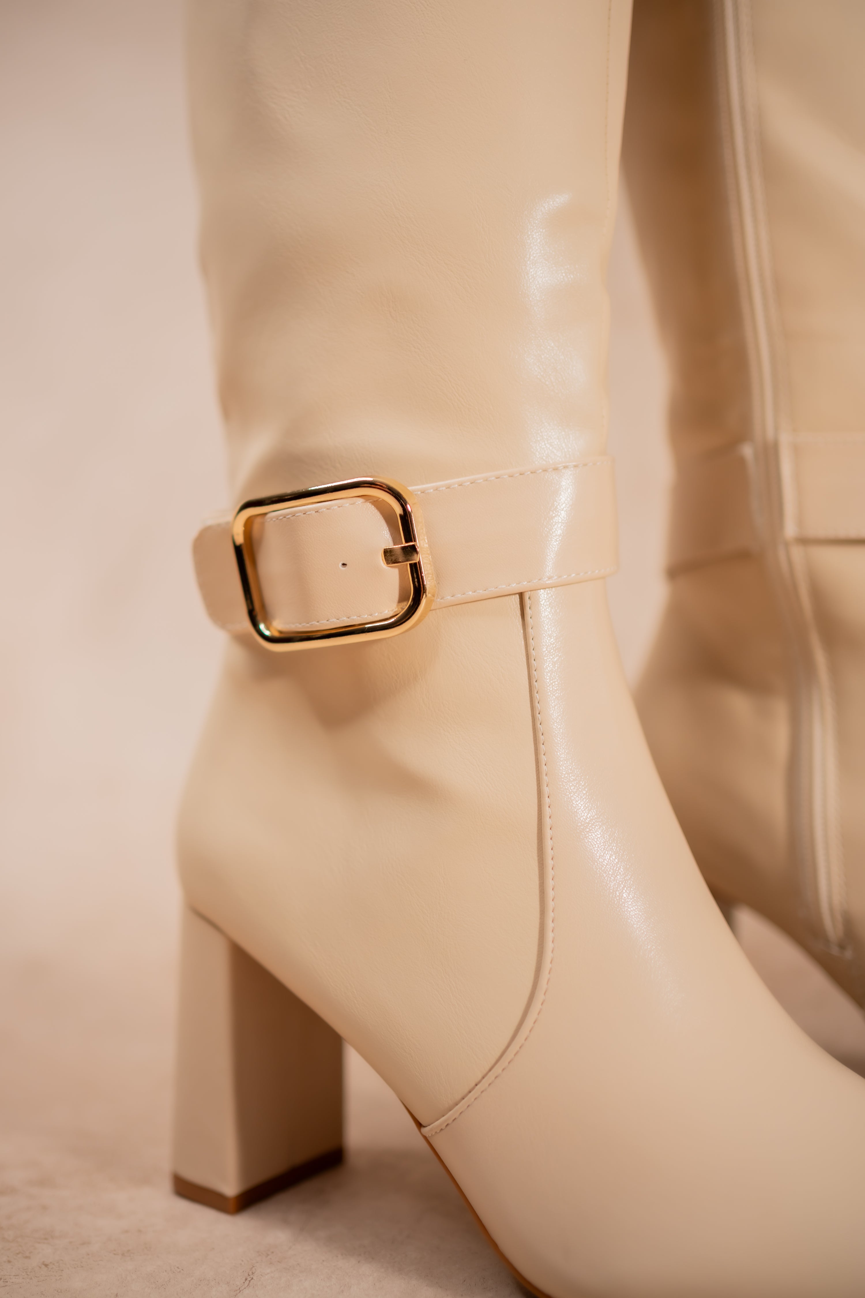 Hohe Stiefel mit Absatz, beige