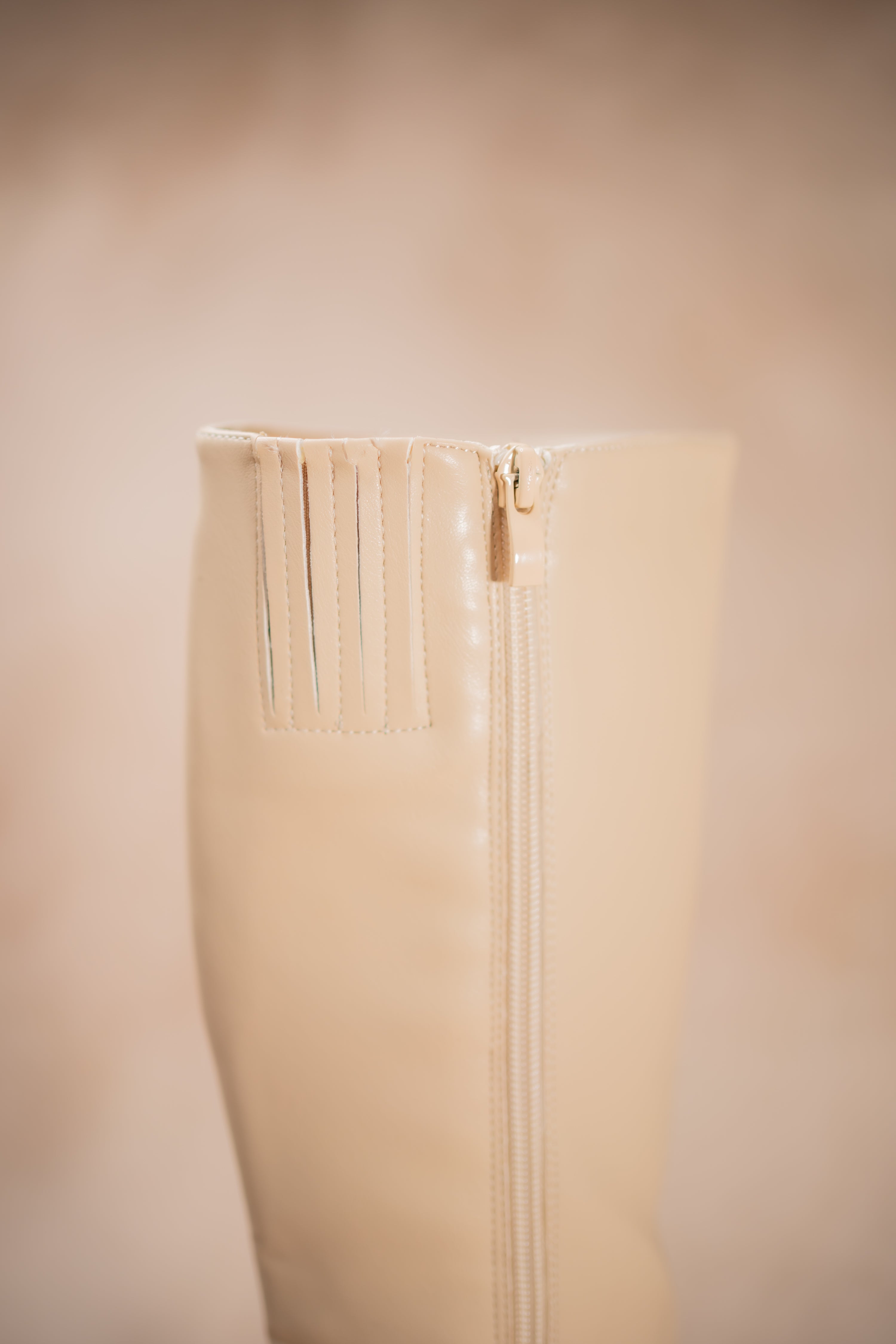 Hohe Stiefel mit Absatz, beige
