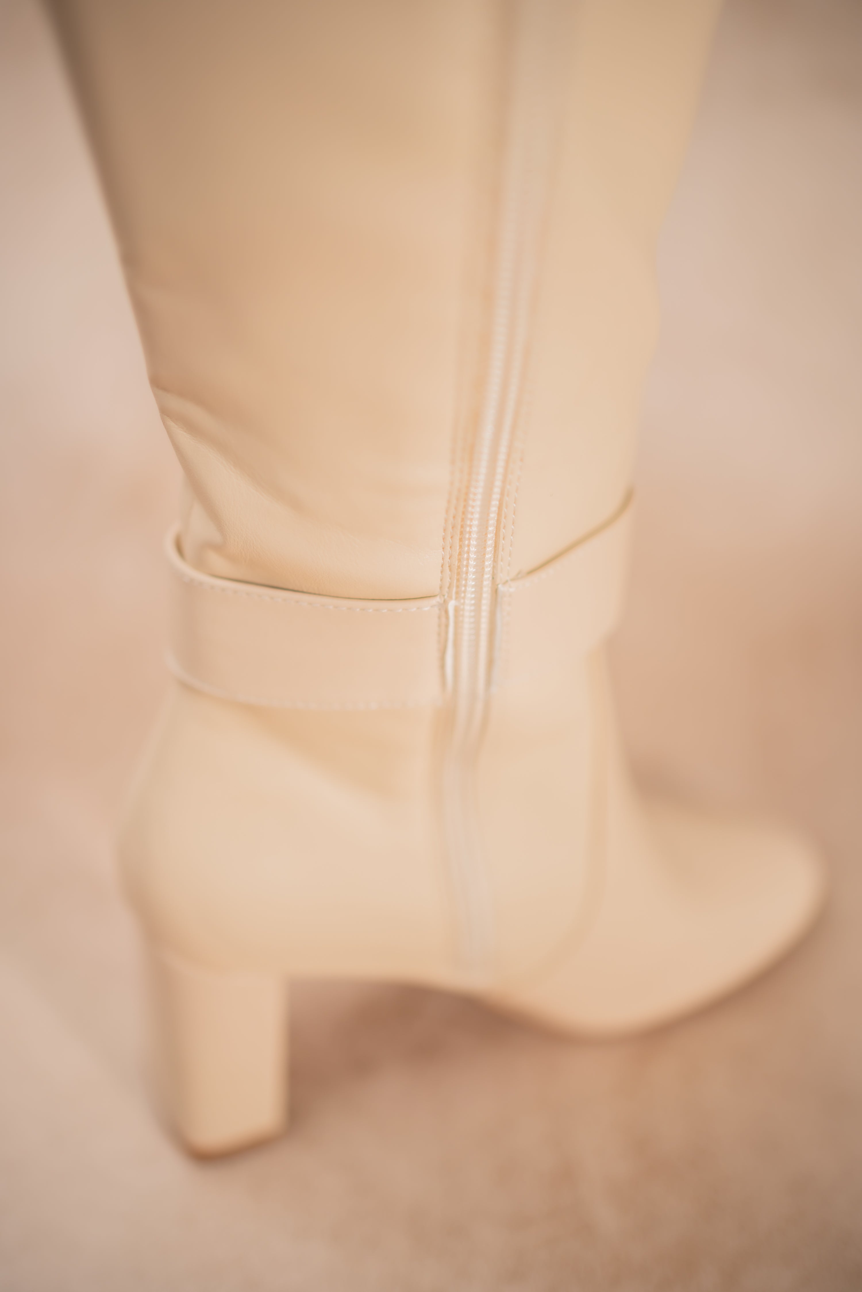 Hohe Stiefel mit Absatz, beige