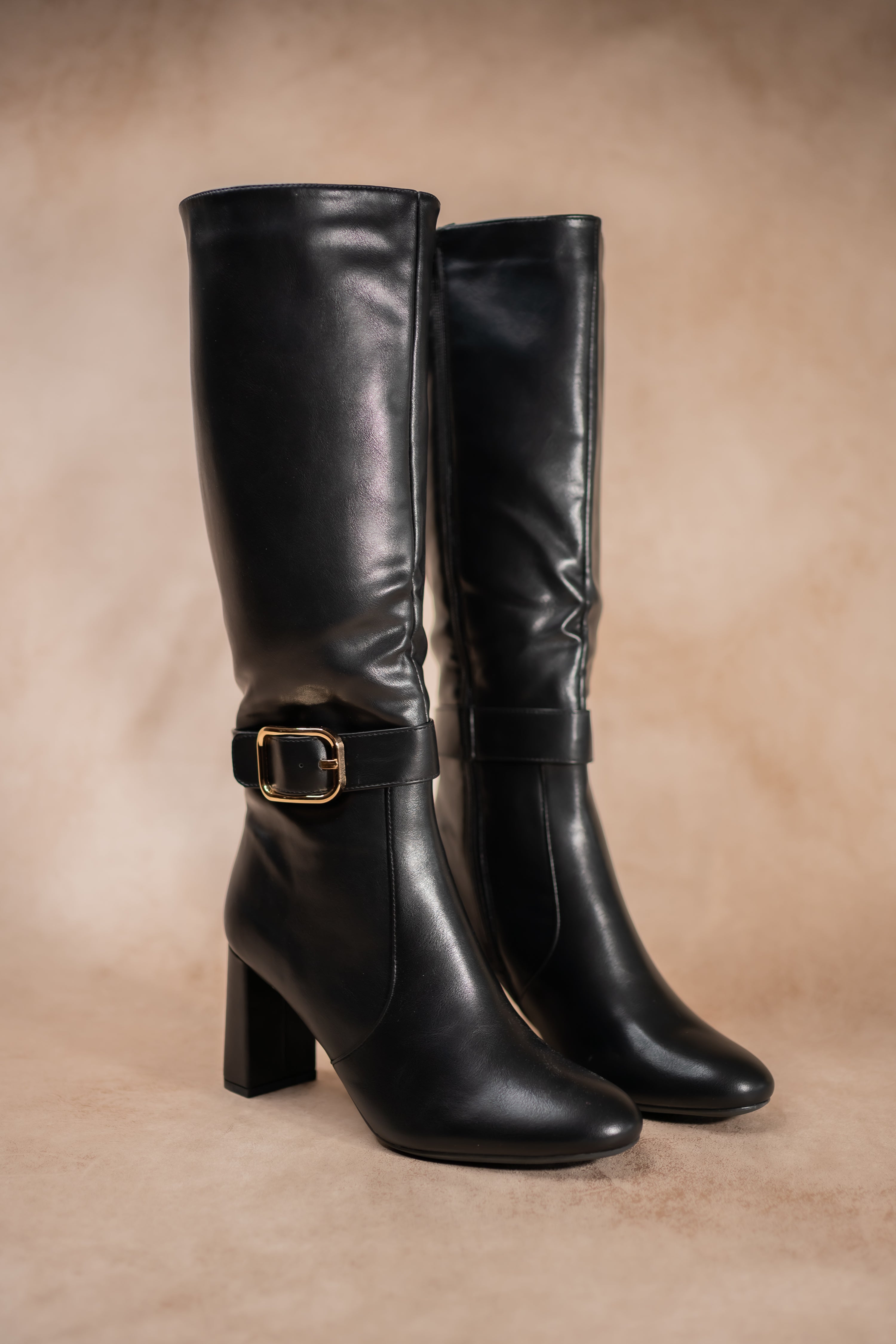 Hohe Stiefel mit Absatz, schwarz