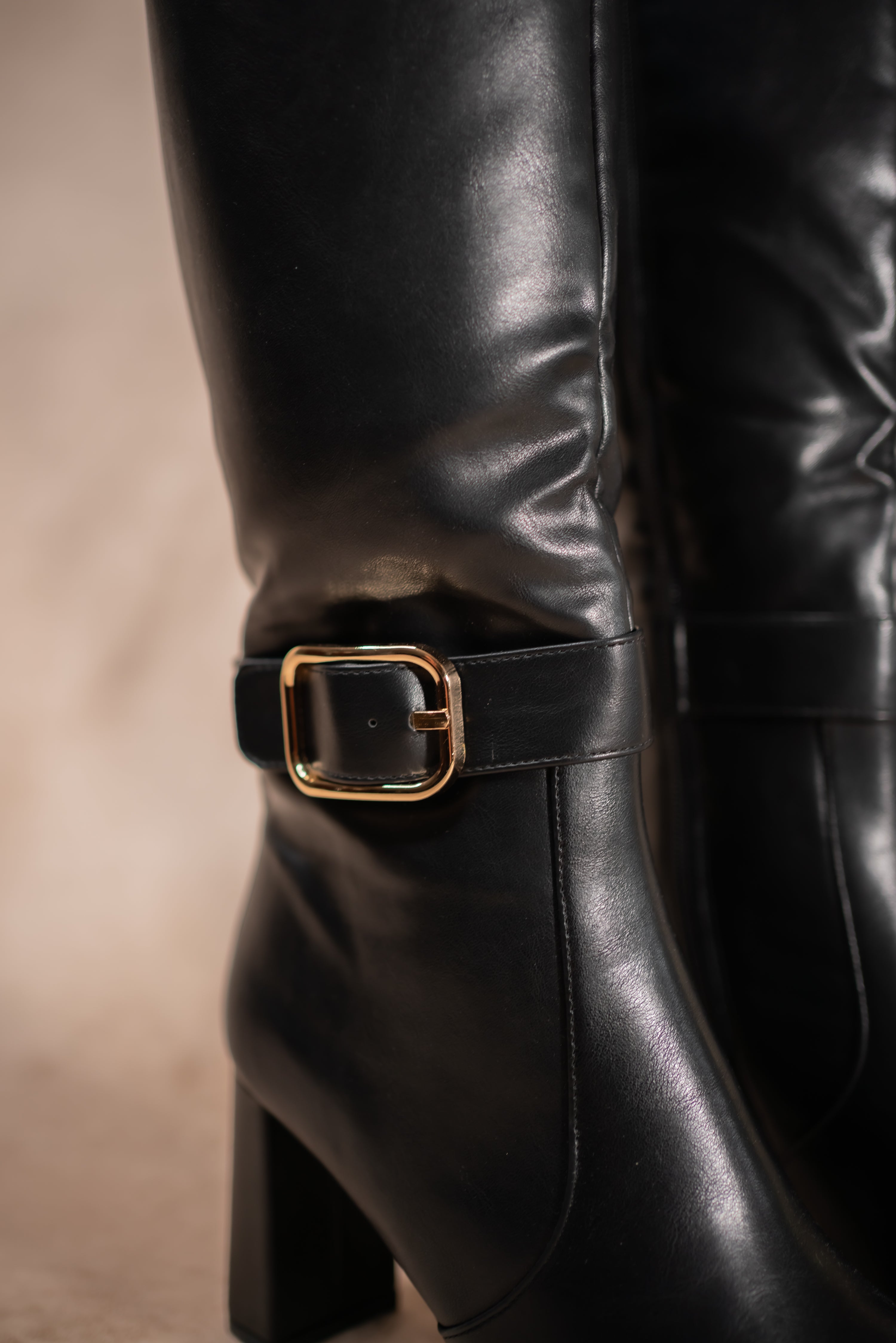 Hohe Stiefel mit Absatz, schwarz