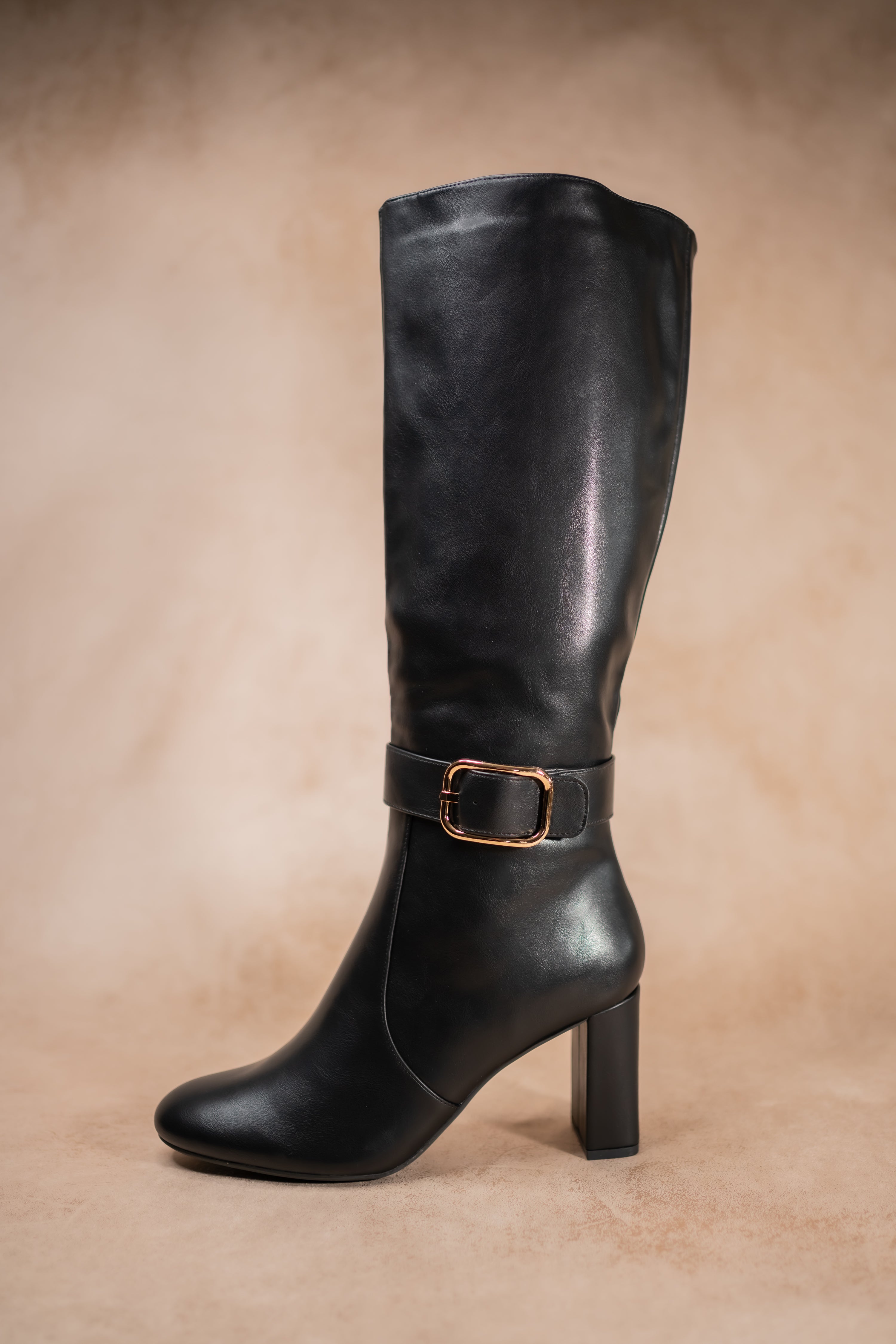 Hohe Stiefel mit Absatz, schwarz