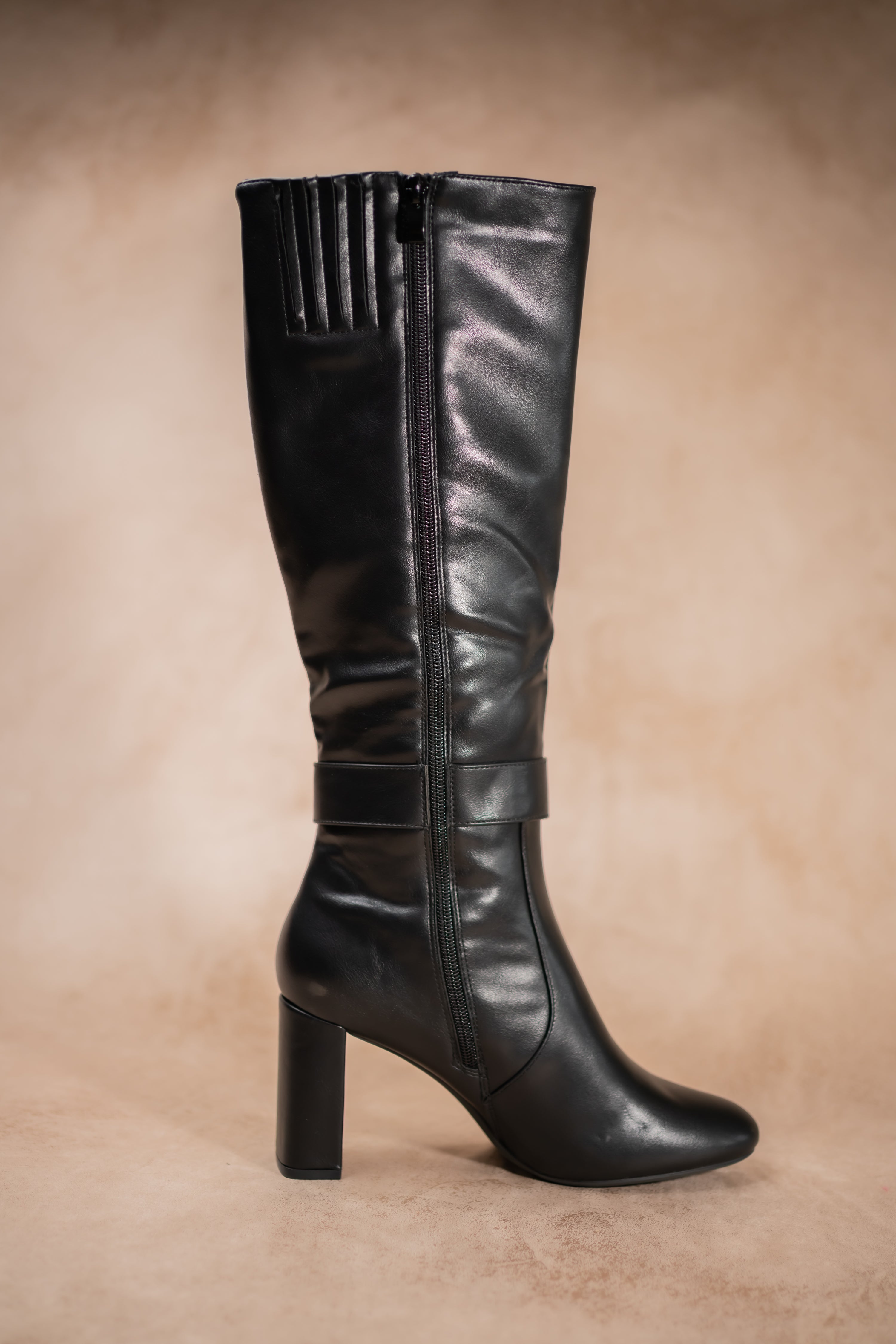 Hohe Stiefel mit Absatz, schwarz