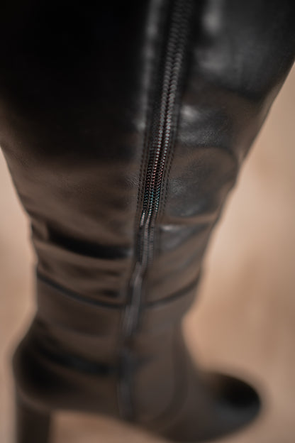 Hohe Stiefel mit Absatz, schwarz