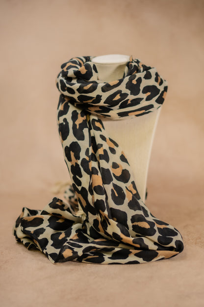 Leichter Schal mit Animalprint, beige