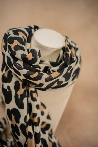 Leichter Schal mit Animalprint, beige