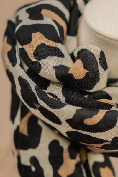 Leichter Schal mit Animalprint, beige