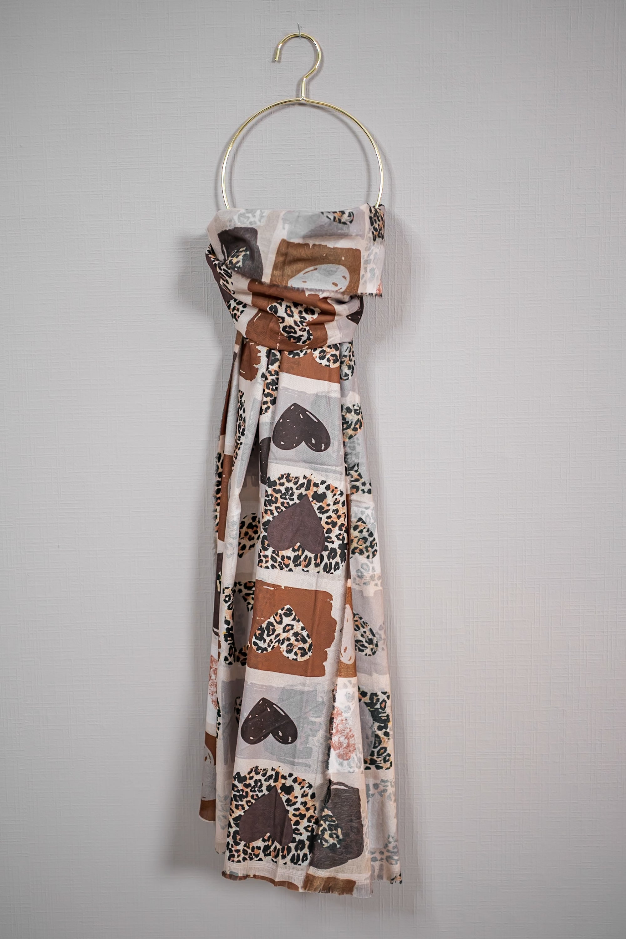 Weicher Schal mit Leo-Akzenten in Naturtönen