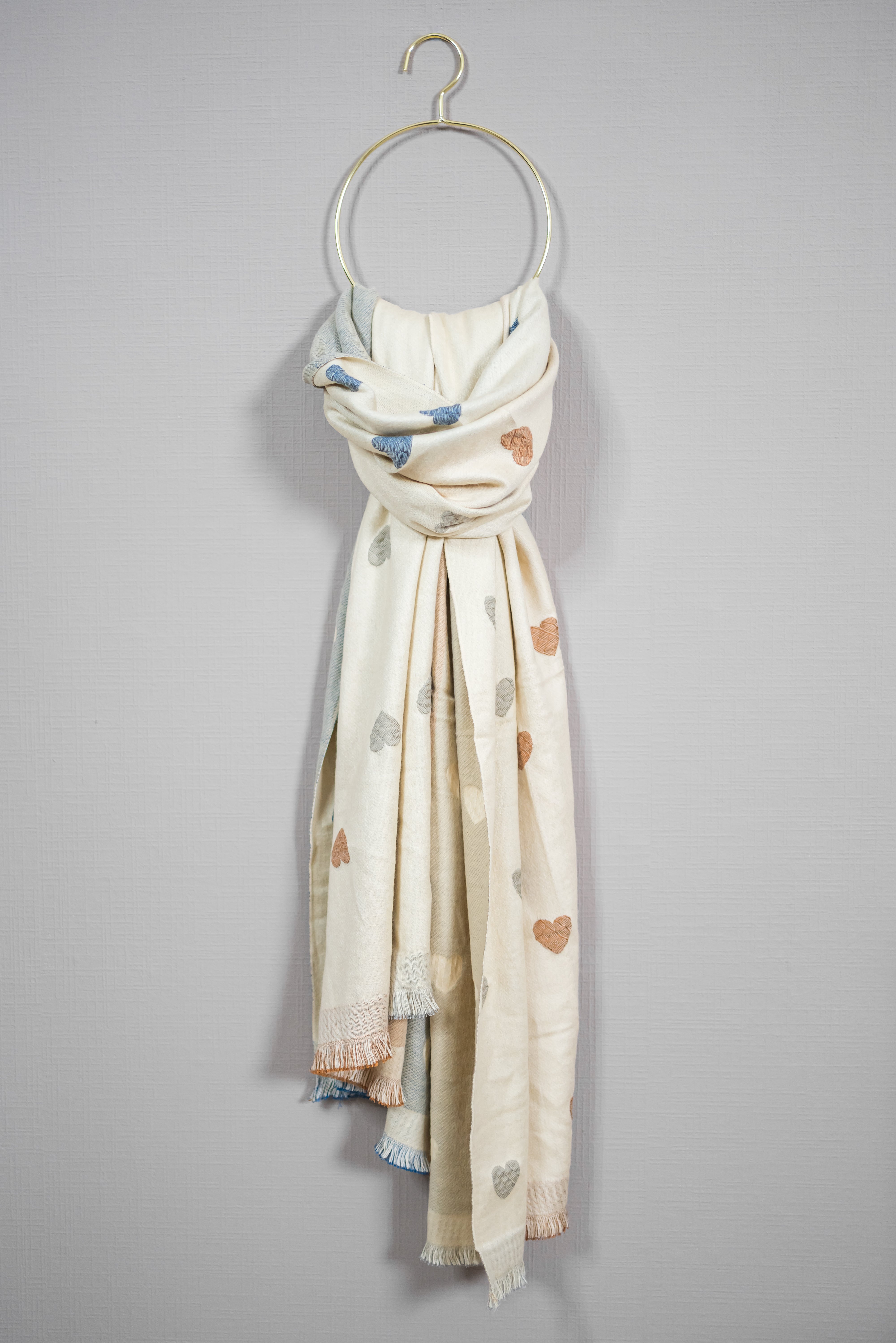 Weicher Schal mit gestickten Herzmotiven, beige