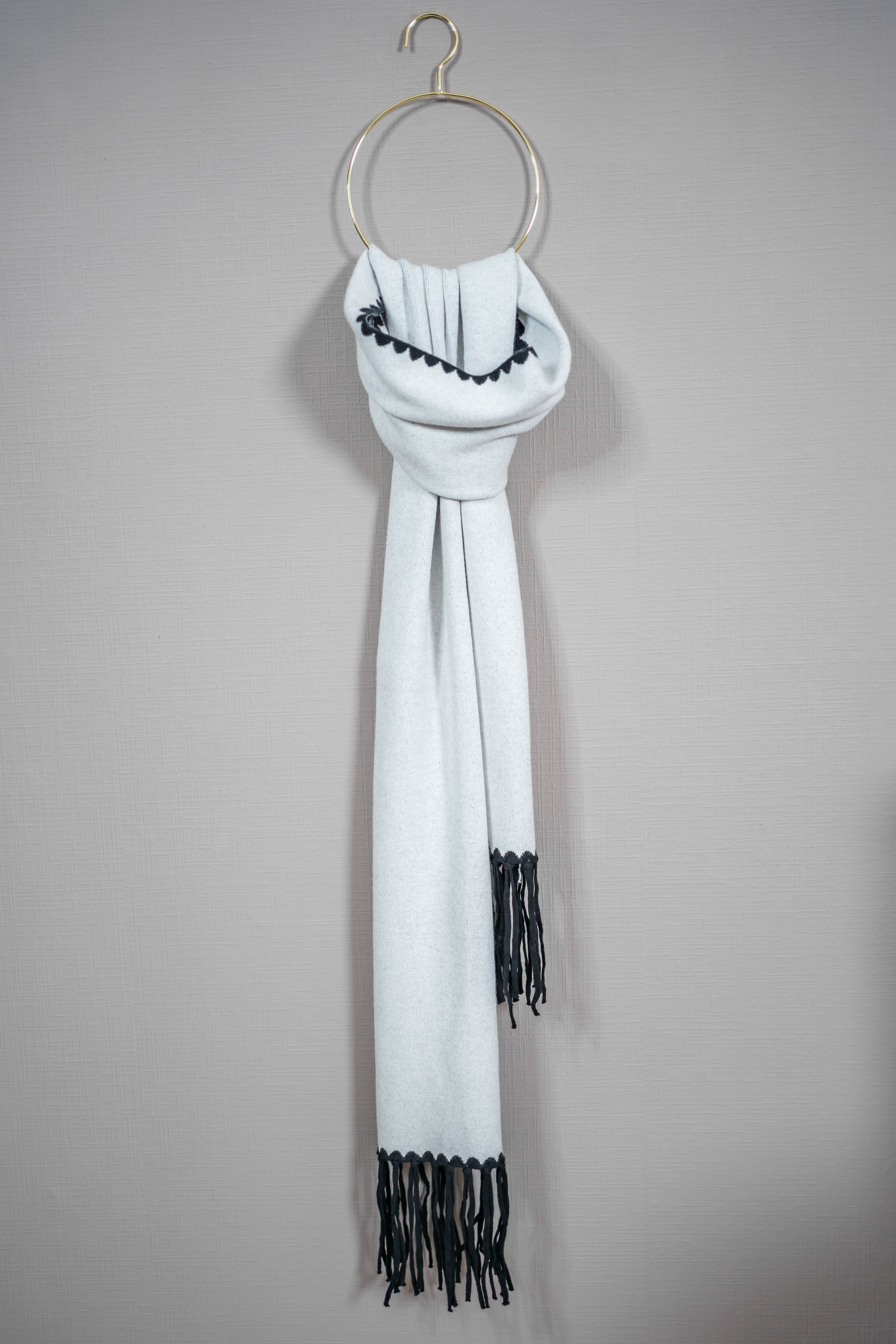 Weicher Schal, hellgrau mit schwarzer Bordüre