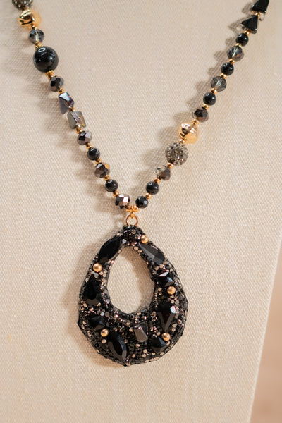 Halskette mit Anhänger, schwarz-gold