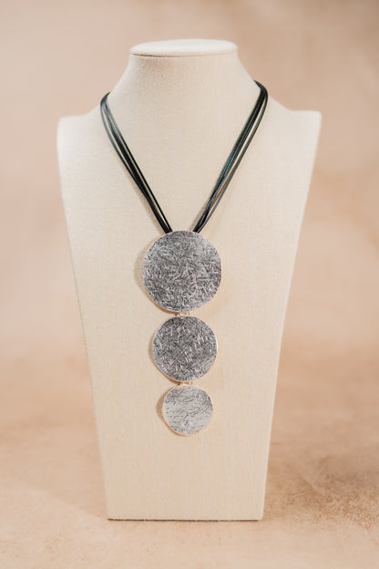 Halskette mit Lederband, Silber
