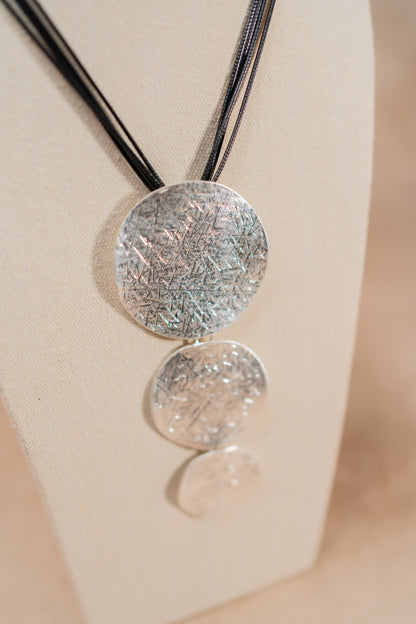 Halskette mit Lederband, Silber