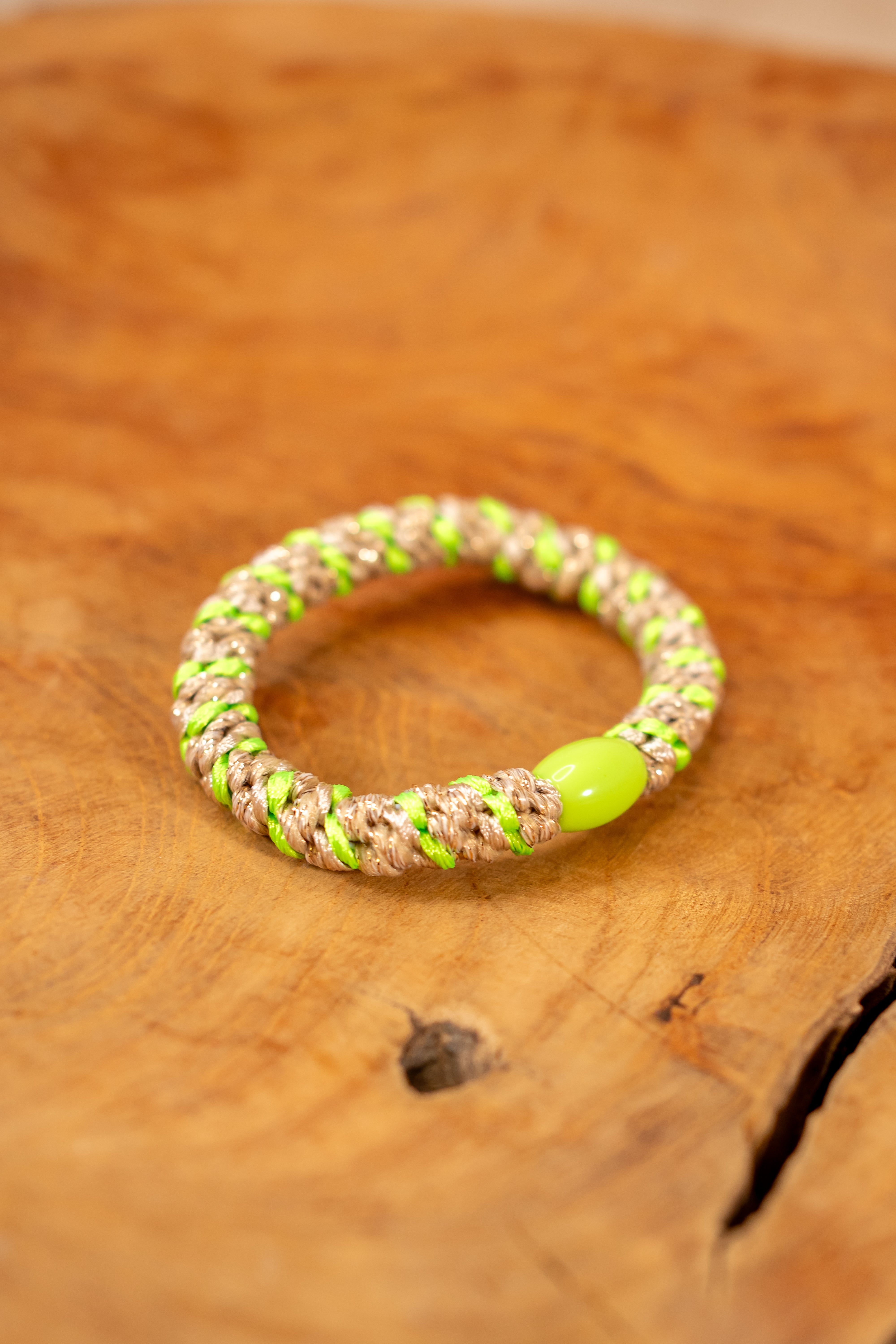 Geflochtenes Haargummi, beige-neongrün