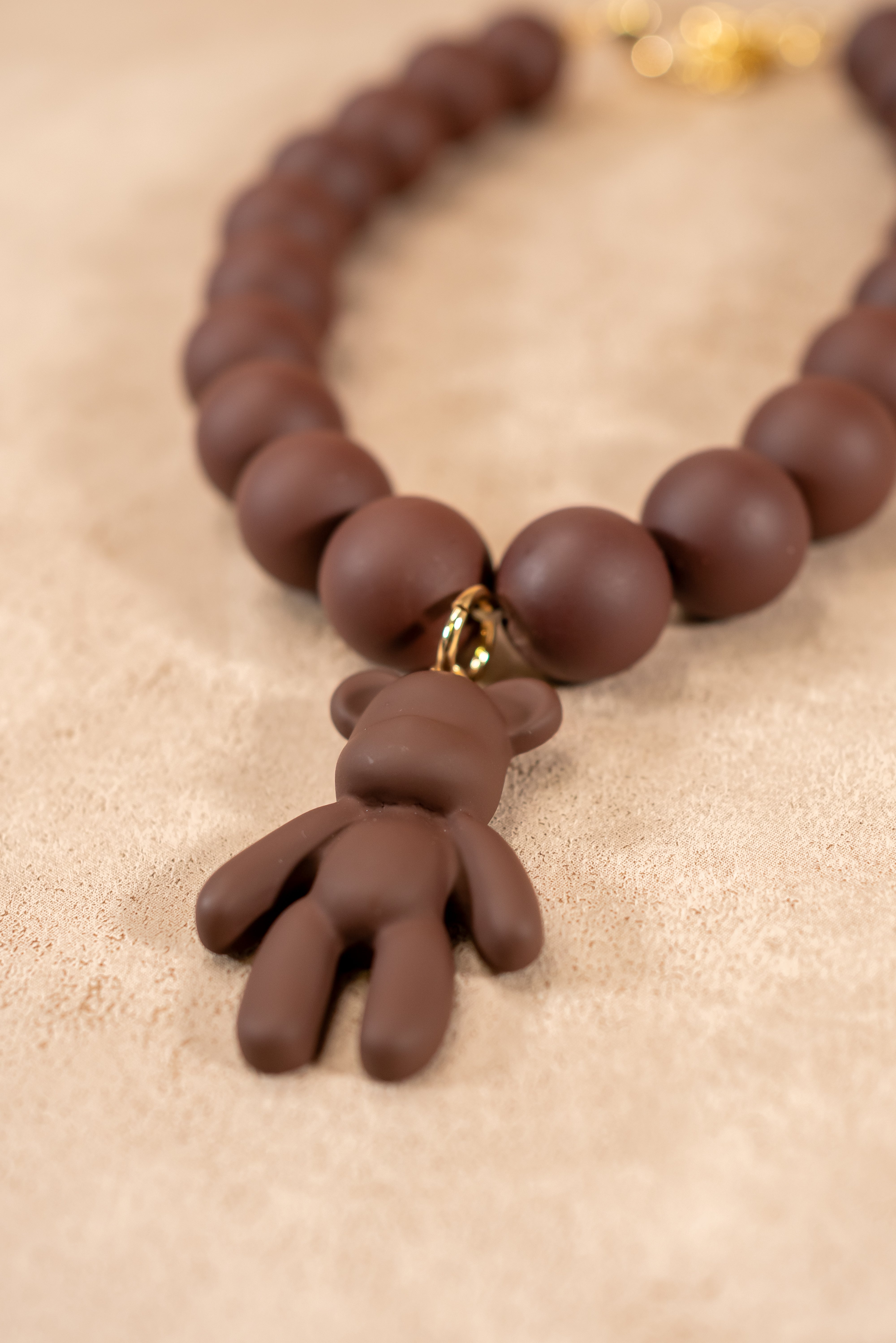 Halskette aus mattbraunen Acrylperlen