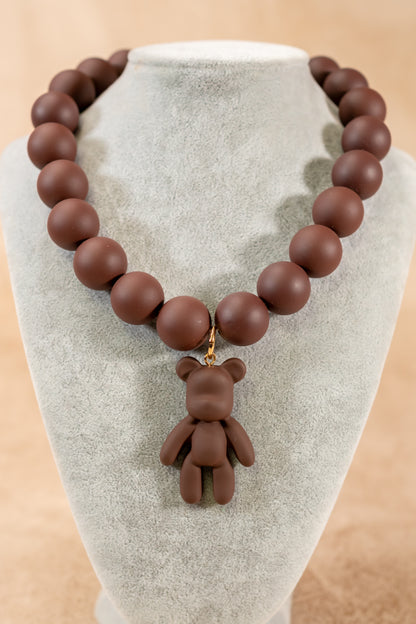 Halskette aus mattbraunen Acrylperlen