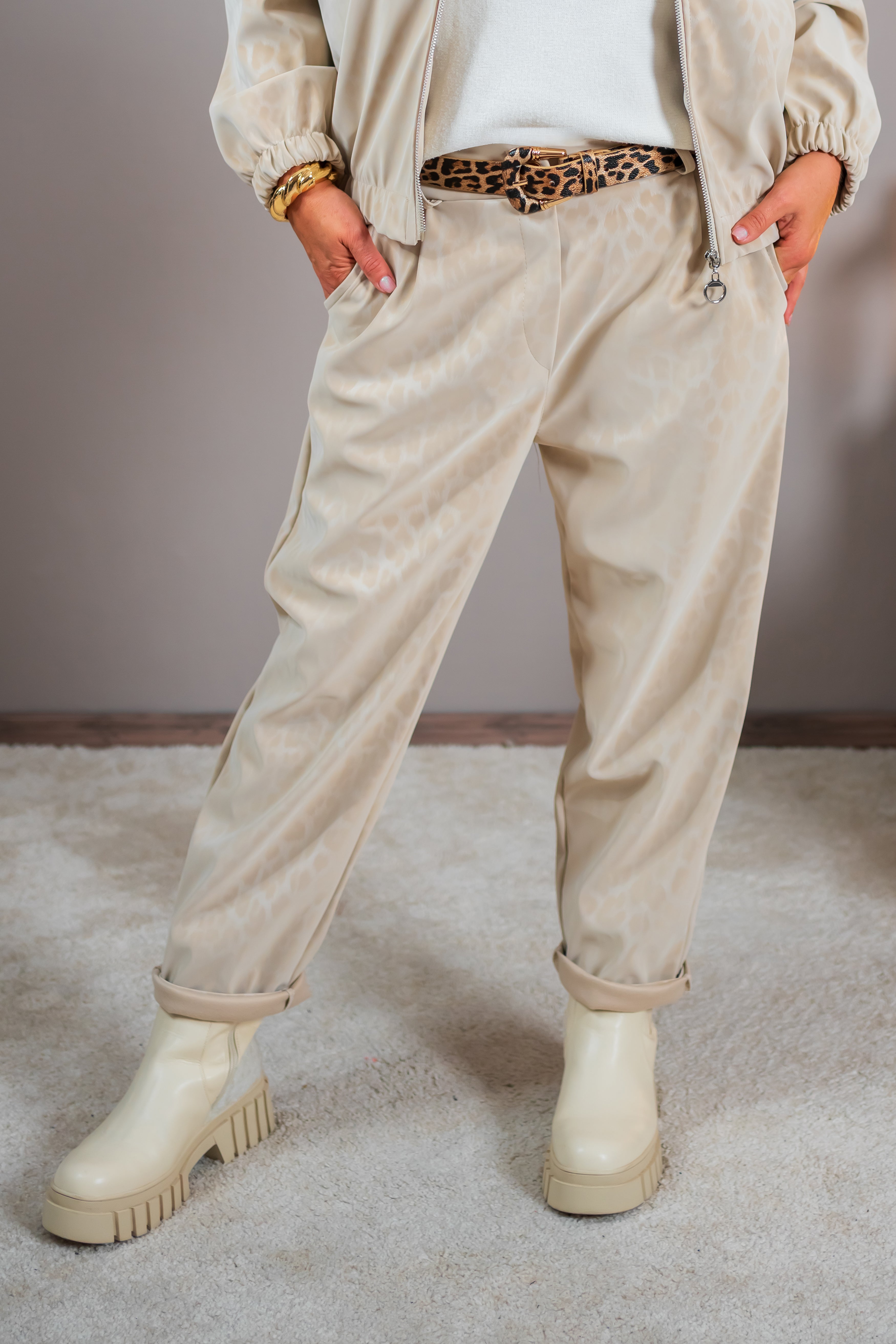 Hose im schimmerndem Leo-Print, beige