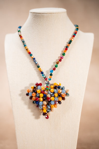 Halskette mit Herzanhänger, bunt