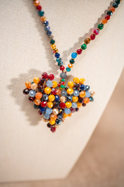 Halskette mit Herzanhänger, bunt