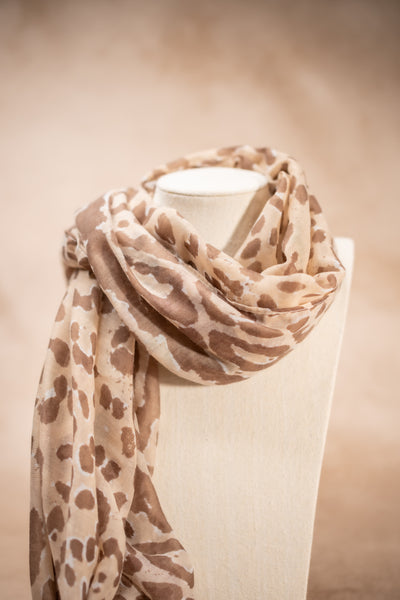 Leichter Schal mit Leo-Print, beige-hellbraun