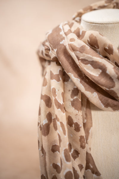 Leichter Schal mit Leo-Print, beige-hellbraun