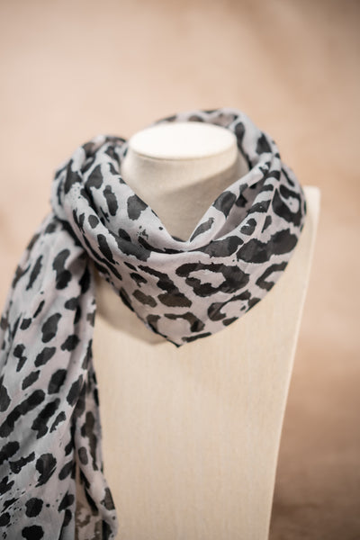 Leichter Schal mit Leo-Print, hellgrau-schwarz