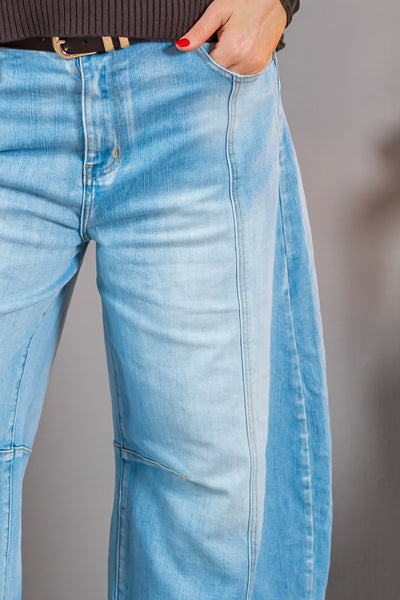Jeans mit leicht zulaufenden Schnitt im Used-Look, hellblau