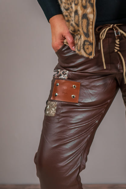 Jogpants aus Lederimitat mit Patches, schokobraun