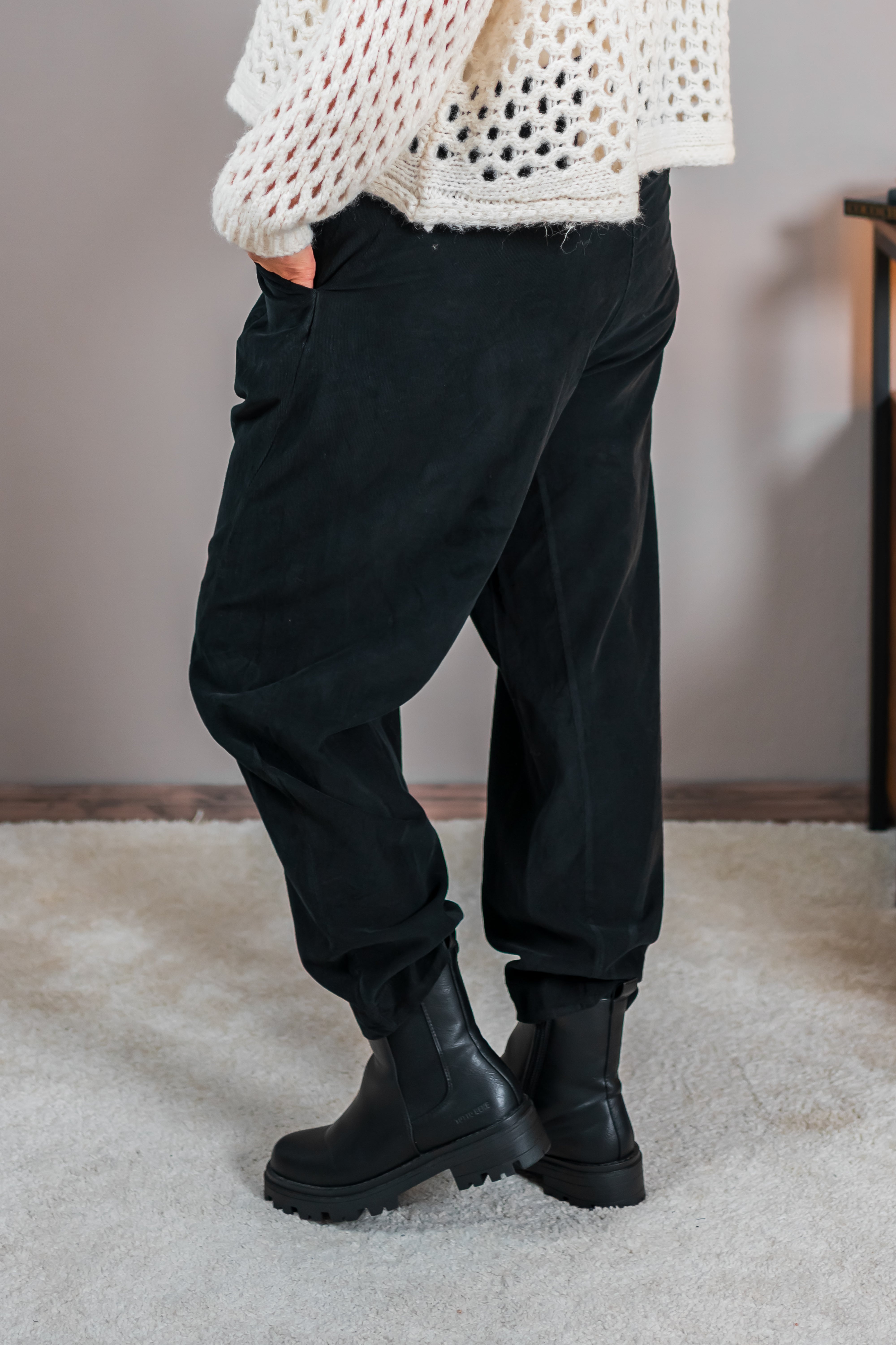 Ballonhose in feiner Cord-Optik, schwarz
