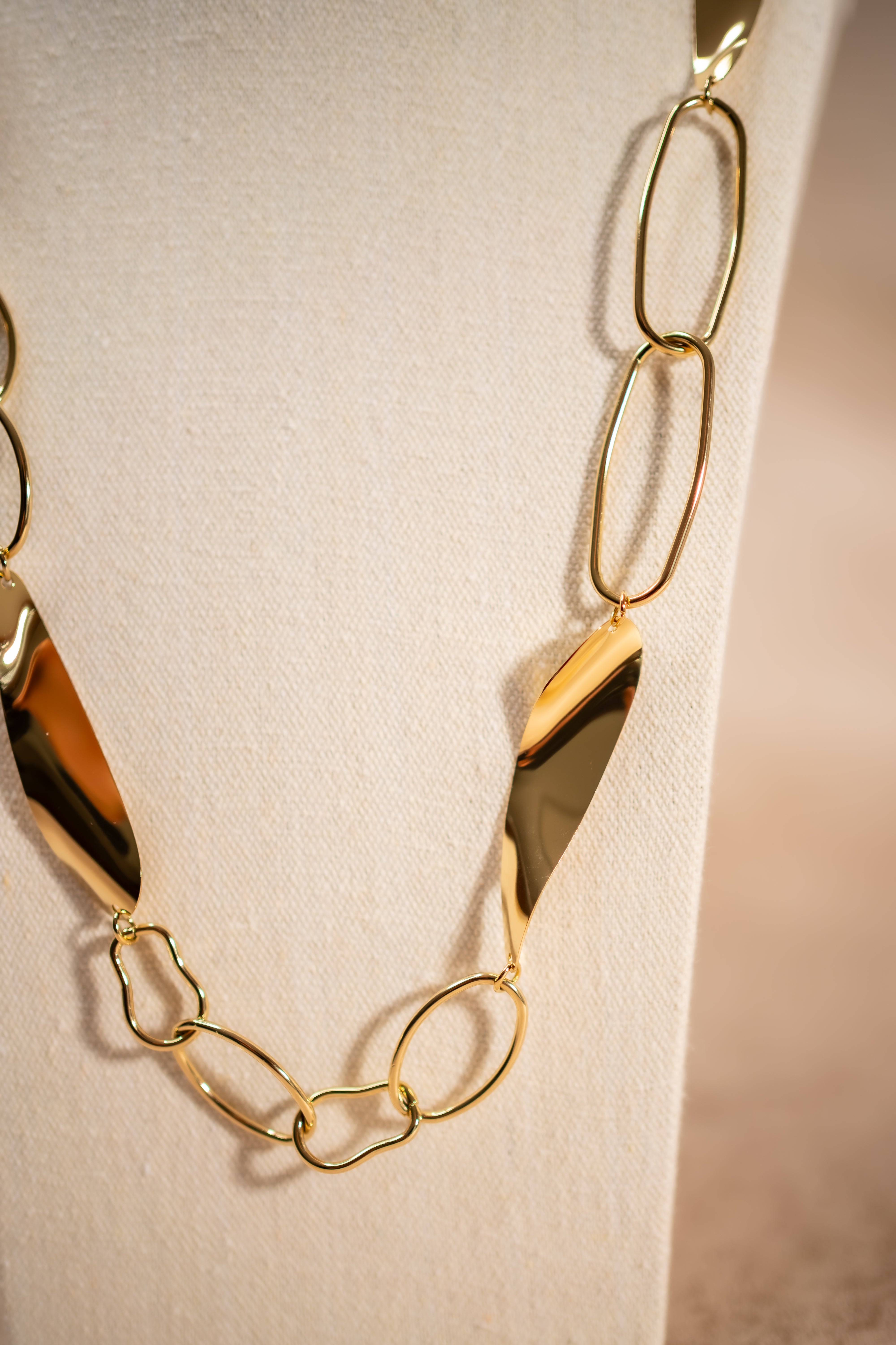 Lange Statement-Kette in glänzender Goldoptik