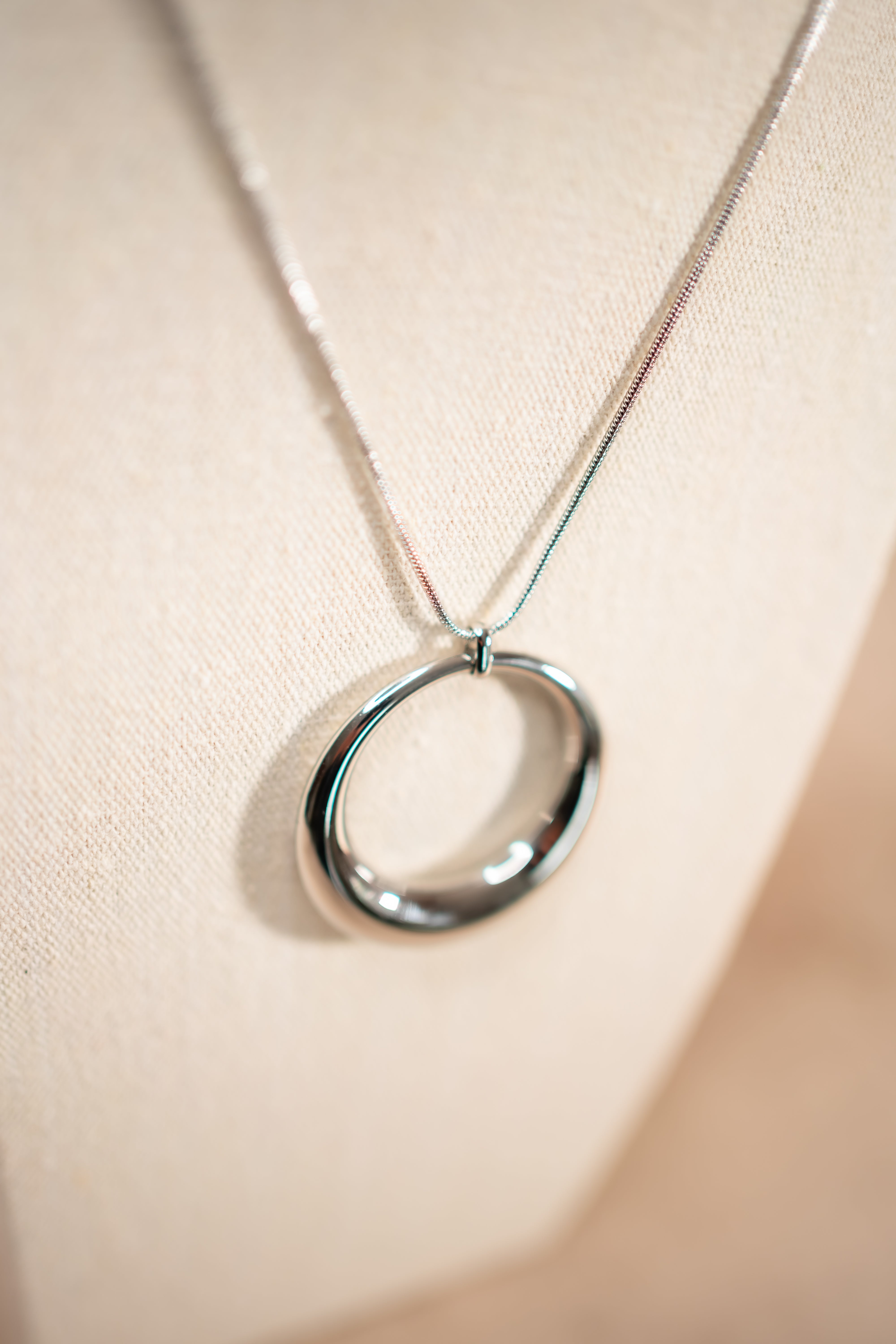 Lange Kette mit Ring-Anhänger in Silberoptik