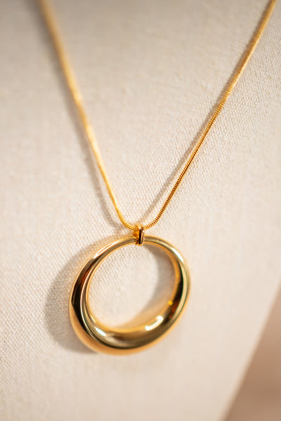Lange Kette mit Ring-Anhänger in Goldoptik