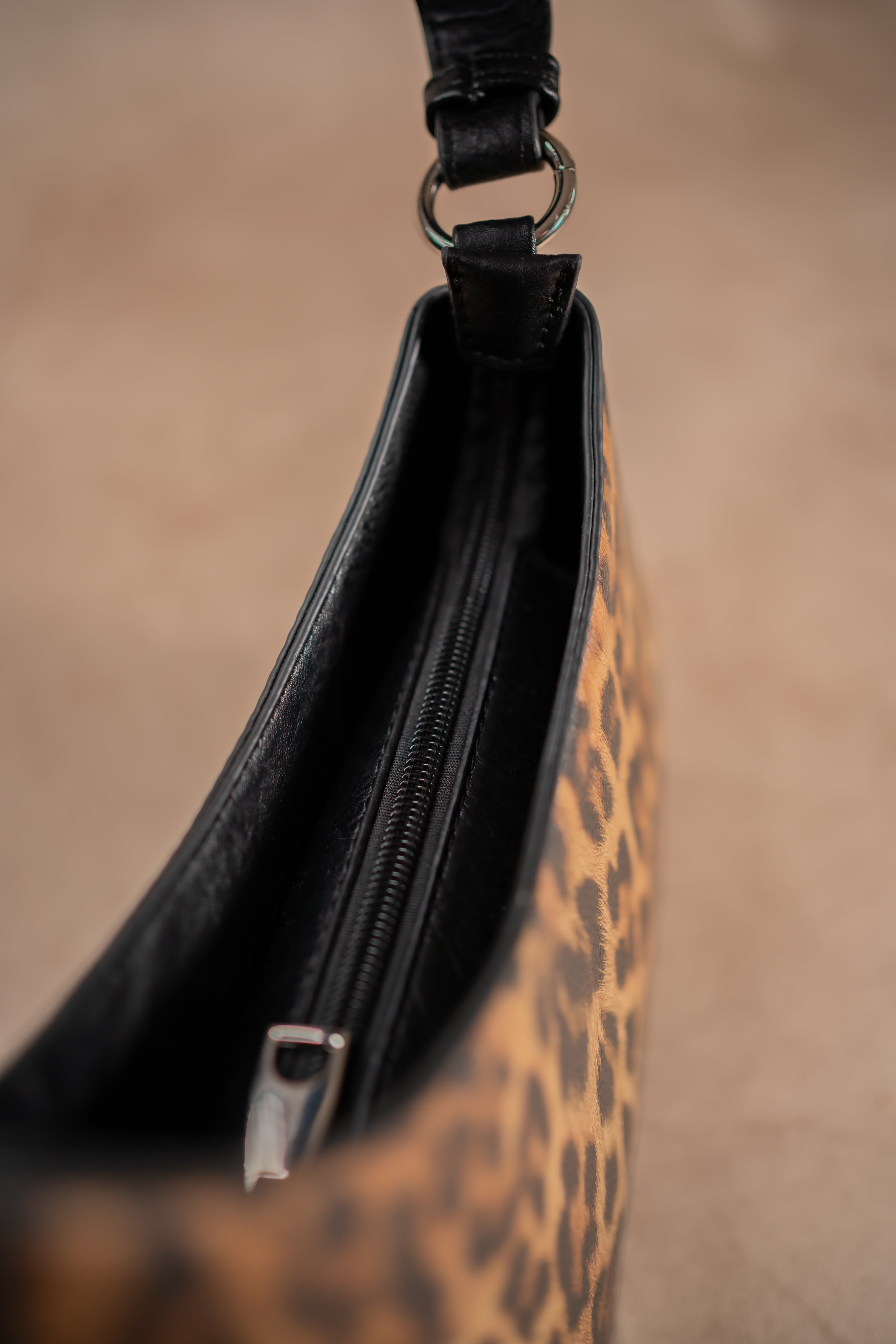 Schultertasche mit Leo-Print