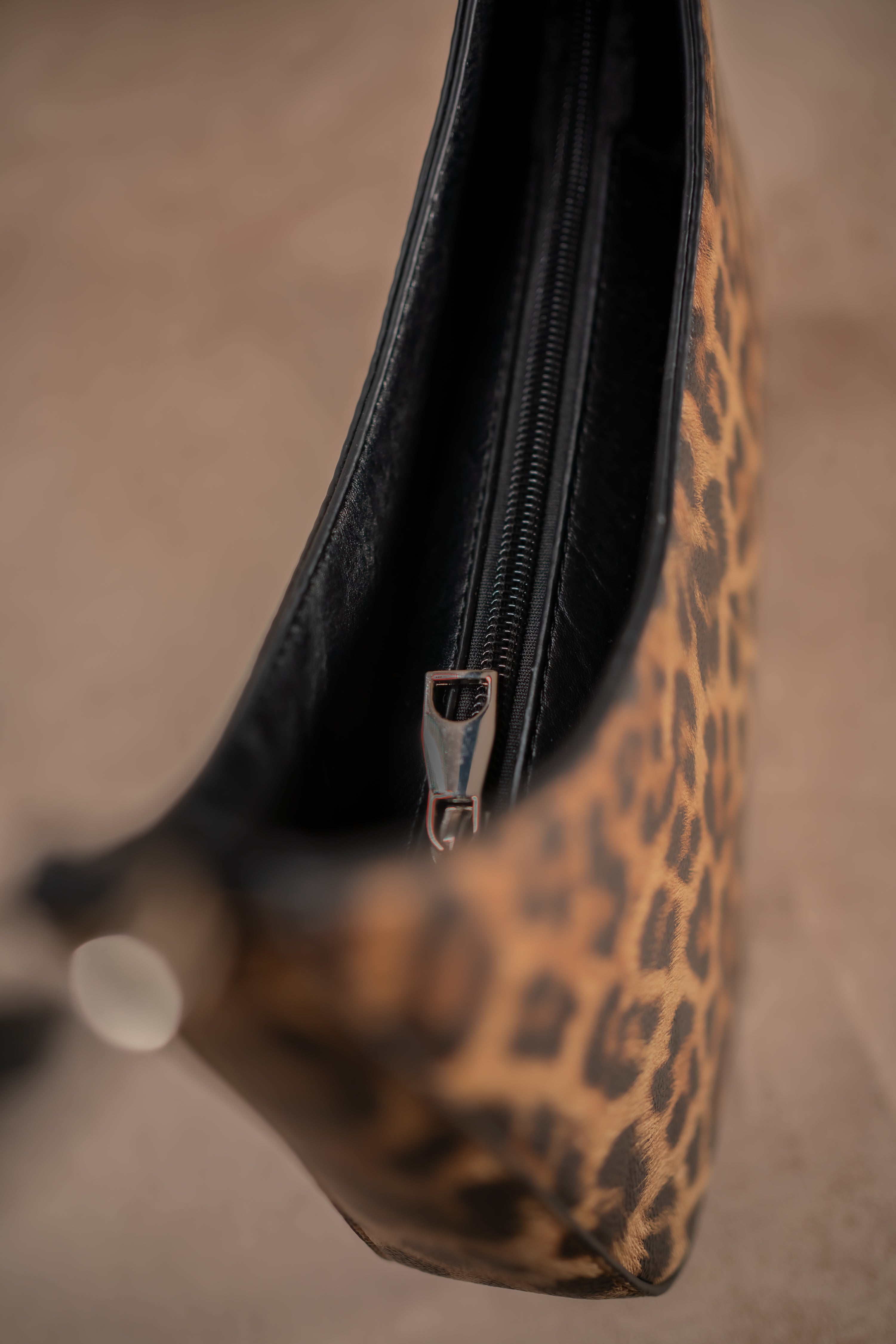 Schultertasche mit Leo-Print