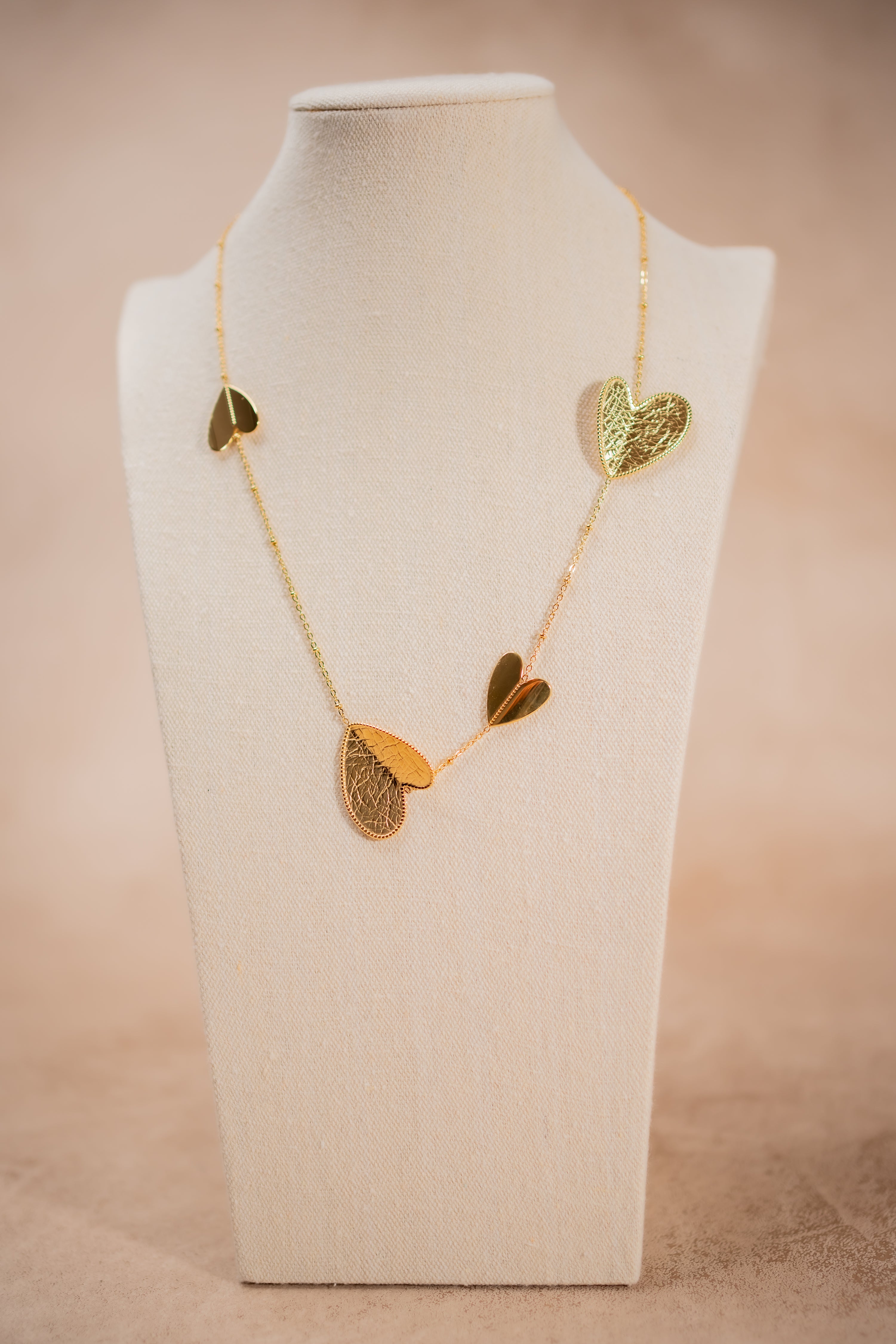 Halskette mit Herzen, gold