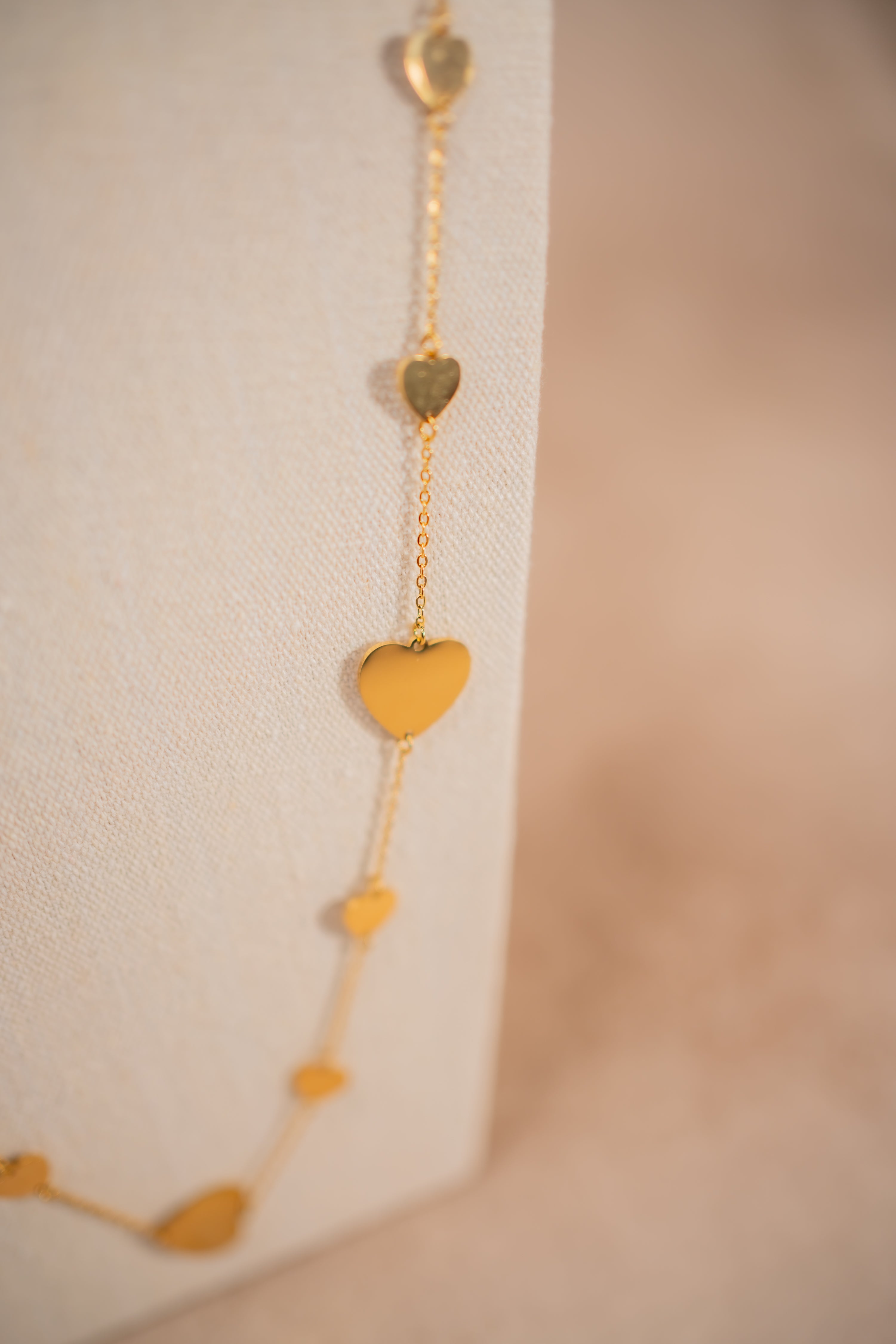 Halskette mit Herzen, gold