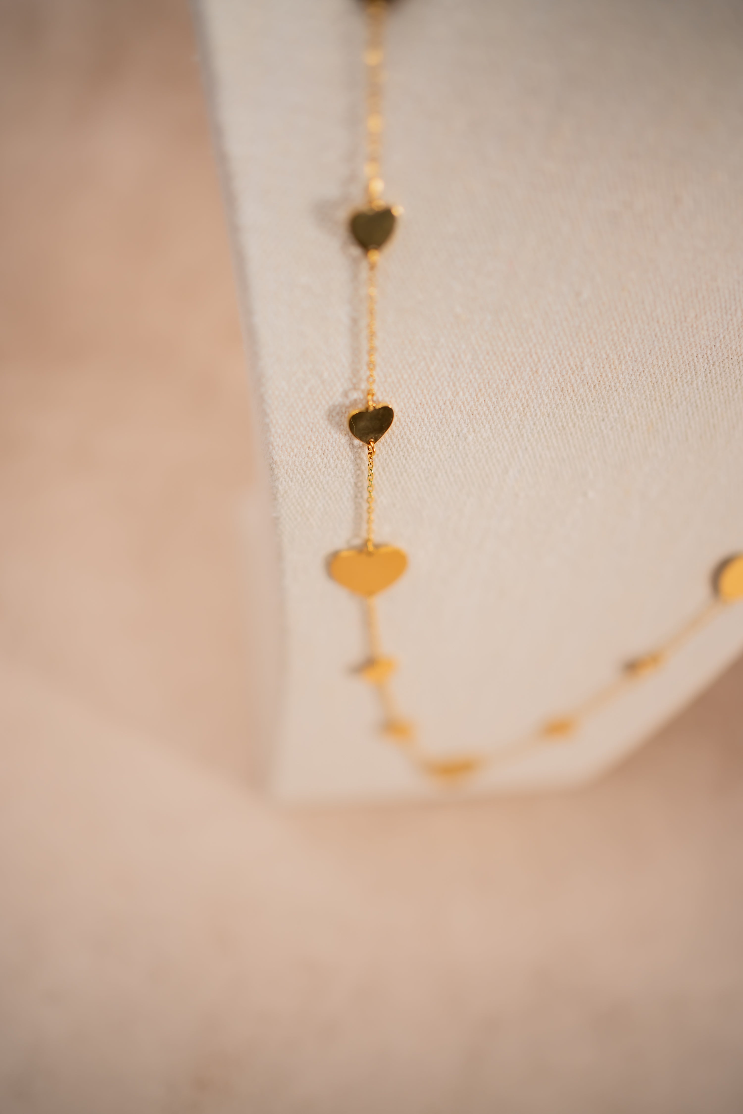 Halskette mit Herzen, gold