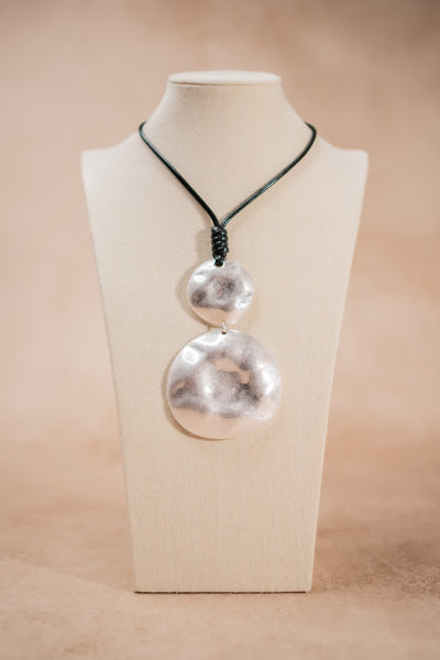 Halskette mit Lederband und Anhänger, silber