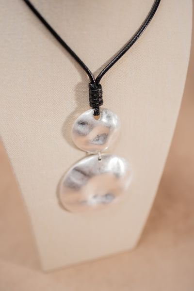 Halskette mit Lederband und Anhänger, silber