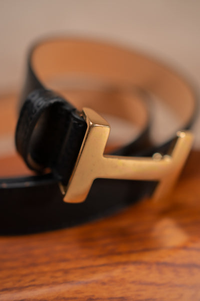 Gürtel mit goldener Schnalle