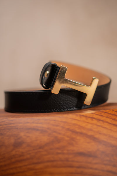Gürtel mit goldener Schnalle