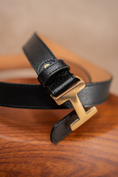 Gürtel mit goldener Schnalle