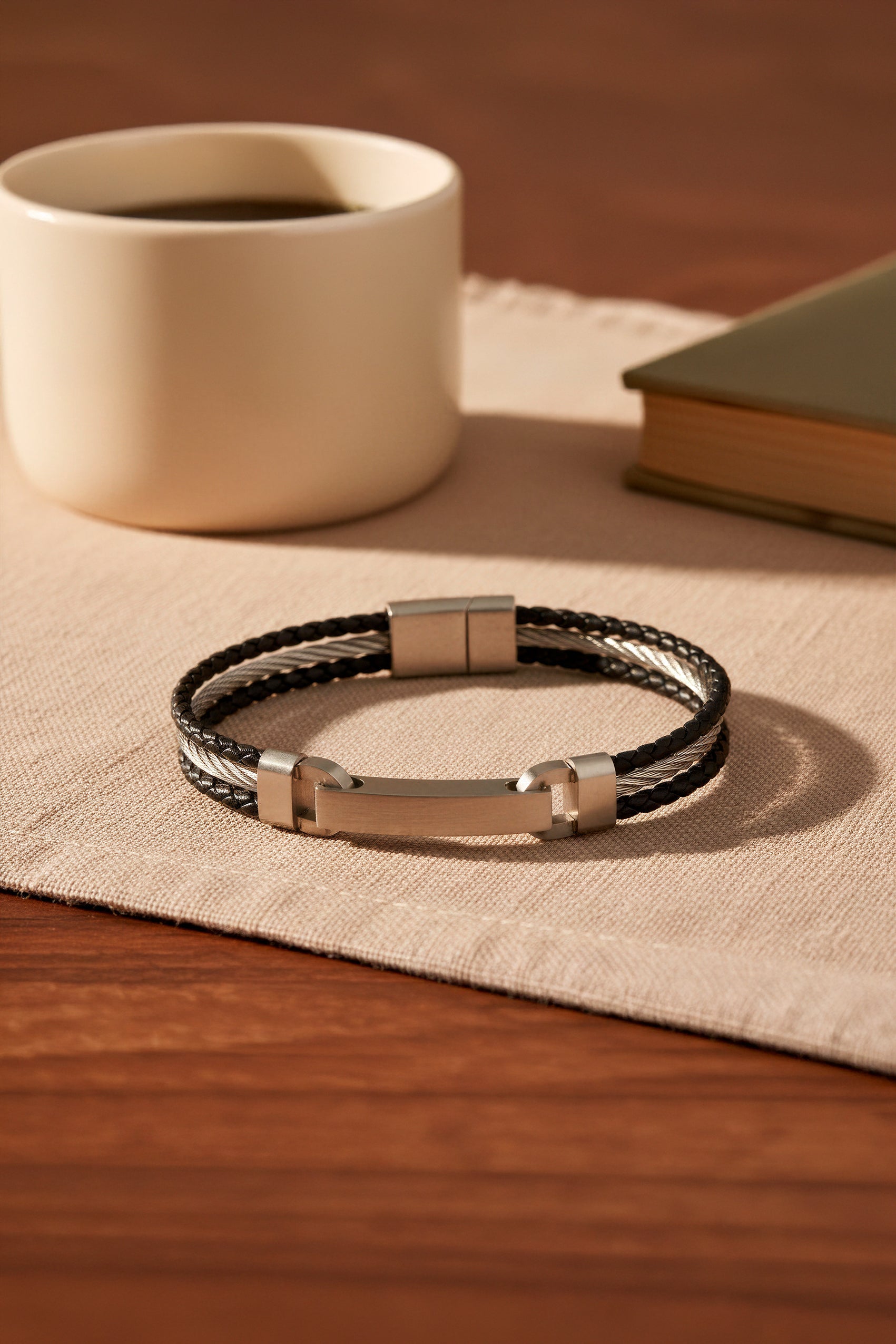 Schwarzes Kunstlederarmband mit Edelstahlplatte