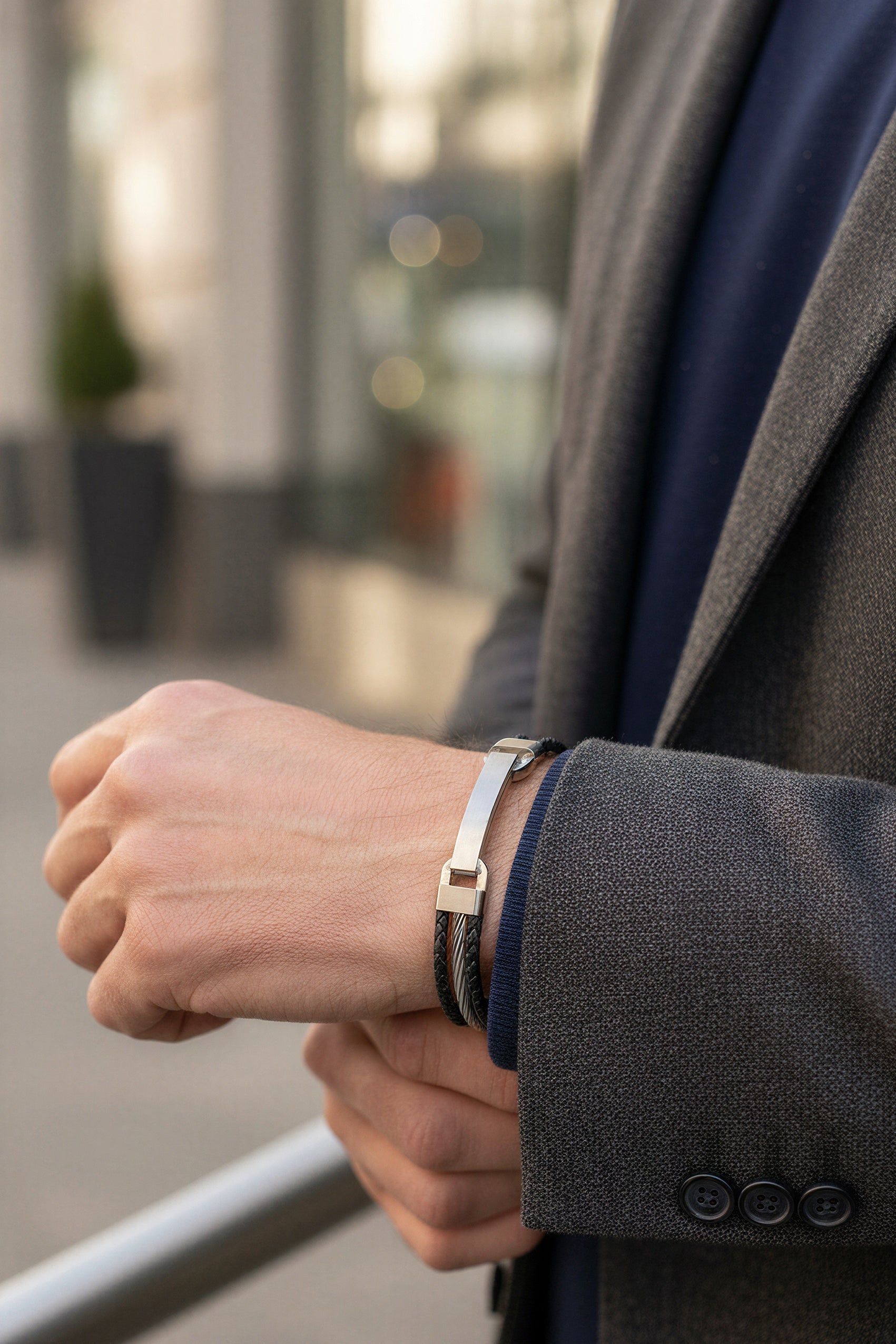 Schwarzes Kunstlederarmband mit Edelstahlplatte