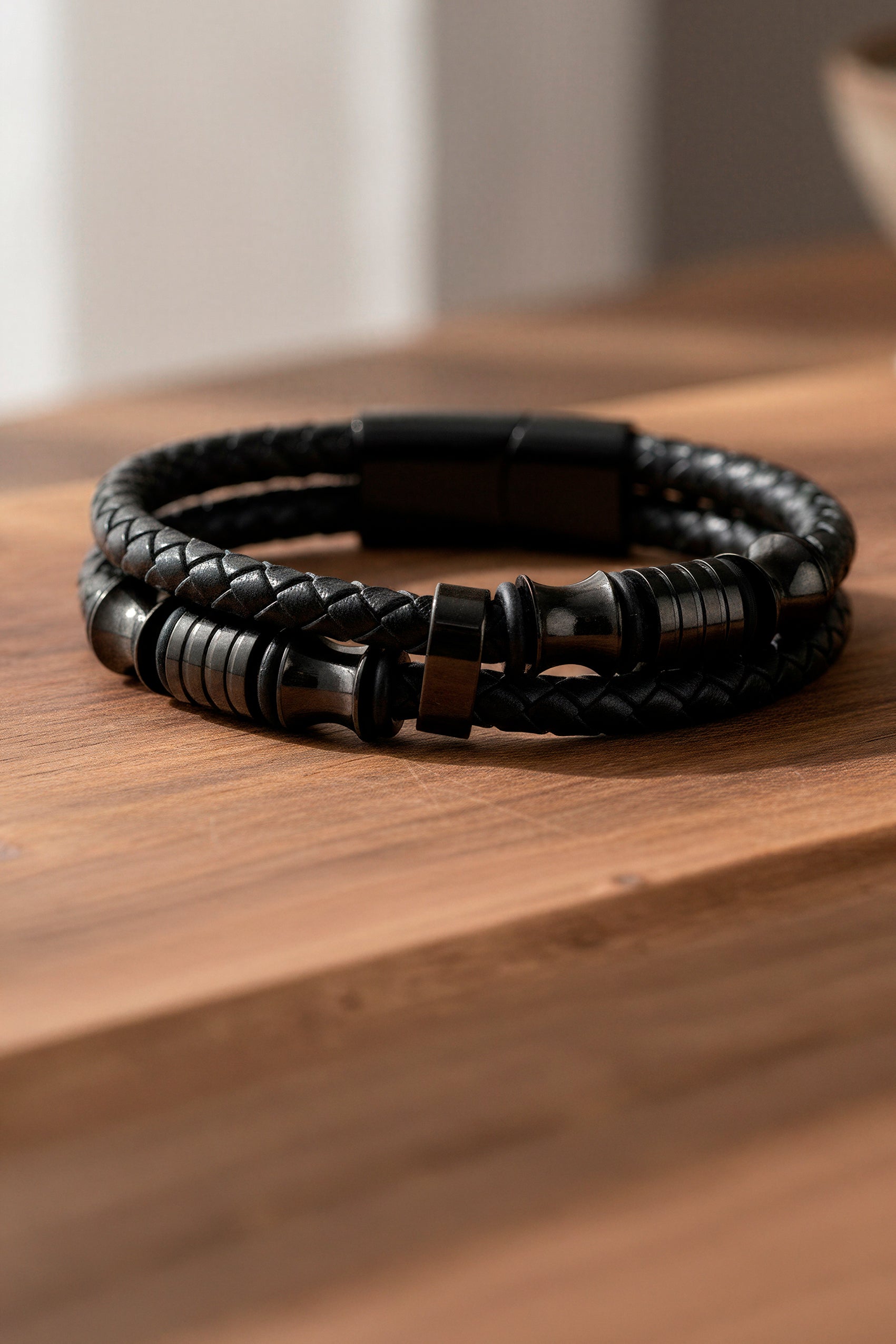 Armband aus Kunstleder mit Edelstahlverschluss, schwarz