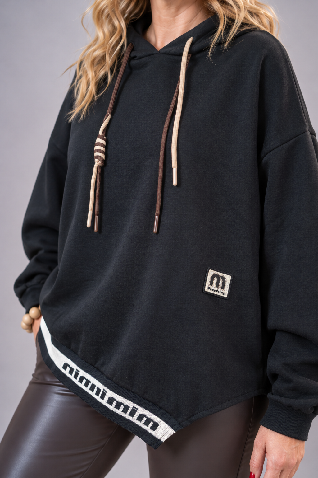 Kapuzenpullover mit asymmetrischem Schnitt, schwarz