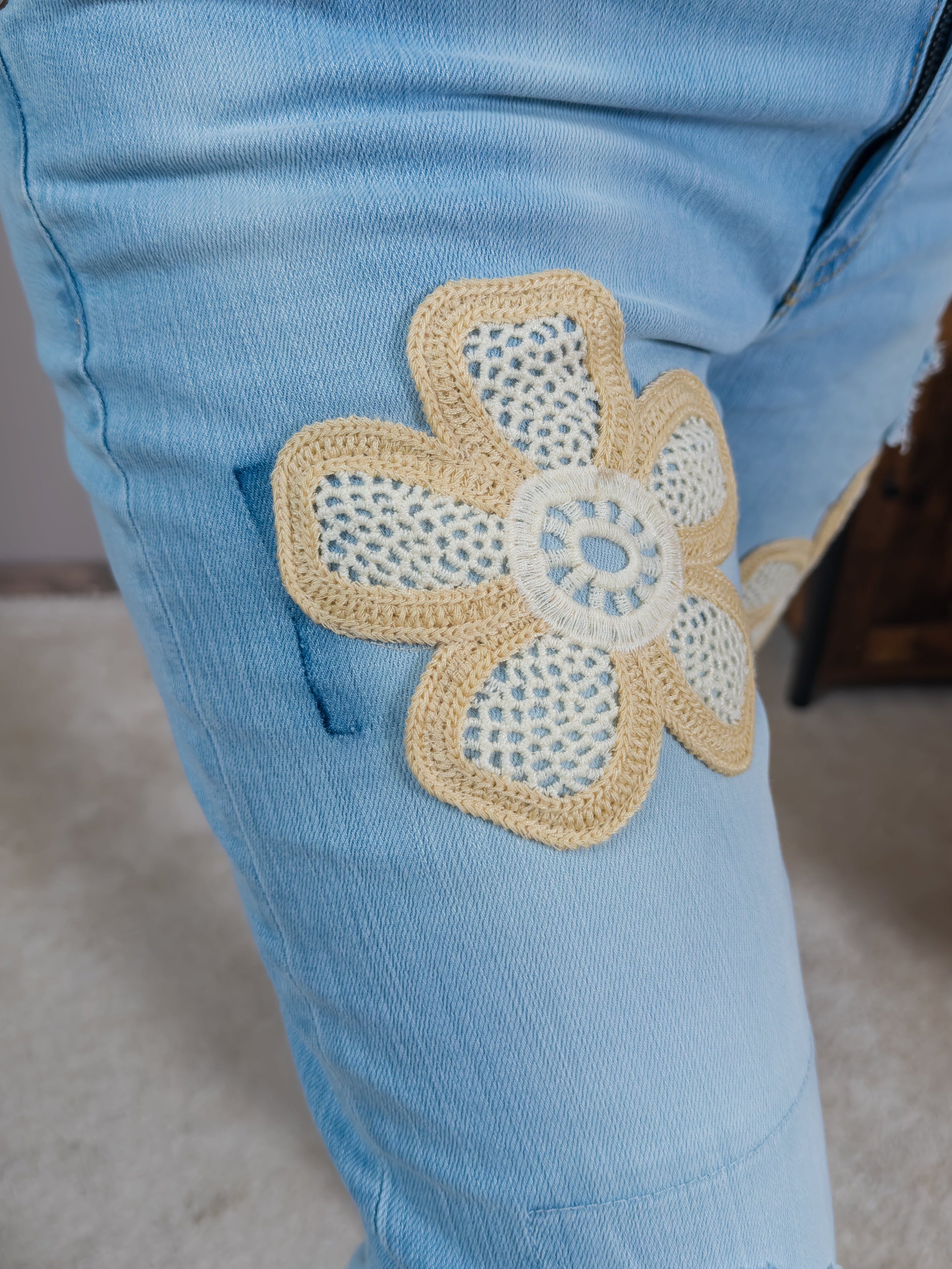 Jeans mit Häkelblumen und Strick Patches