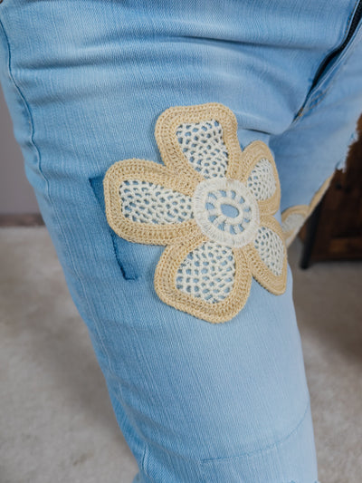 Jeans mit Häkelblumen und Strick Patches